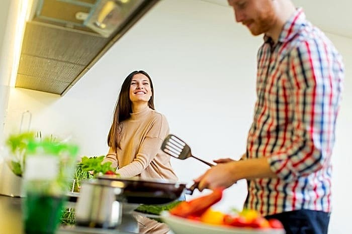 10 فایده آشپزی همراه همسر