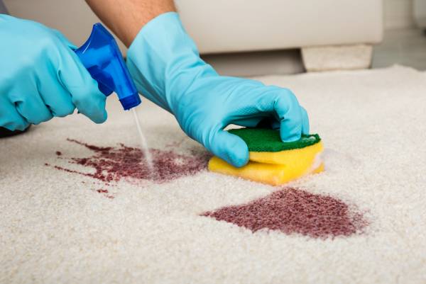 راه های پاک کردن لکه از فرش روشن در خانه